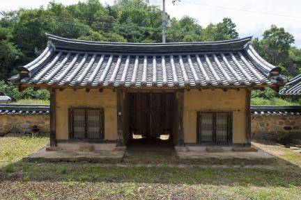 유후재및옥비_대문채 뒷면 (촬영년도 : 2015년)