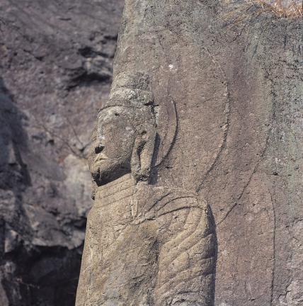 돌출되어 보이는 마애여래입상 상반신 (좌측면 향)